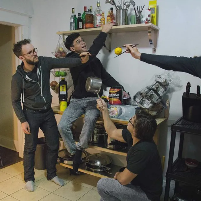 ¿Puedes encontrar el d*ldo oculto en estas fotos? Estos blogueros han creado la versión adulta de "¿Dónde está Wally?"