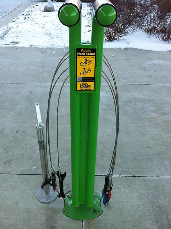 Banco de trabajo para bicicletas con herramientas y códigos con ayuda