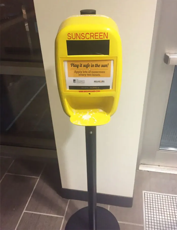 En el gimnasio de la escuela tenemos un dispensador extra de protector solar