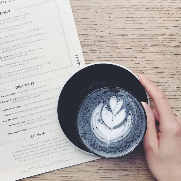 Al fin existe el café latte gótico, tan oscuro como tu alma