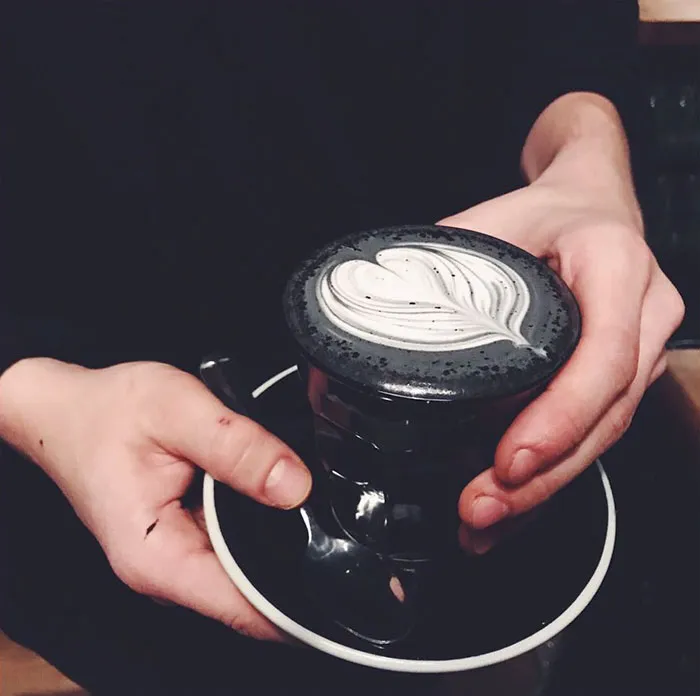 Al fin existe el café latte gótico, tan oscuro como tu alma