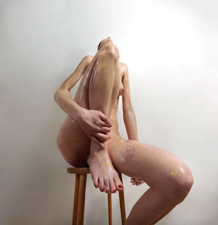 Esta serie de fotos NSFW exploran la belleza corporal femenina desde una perspectiva nunca vista