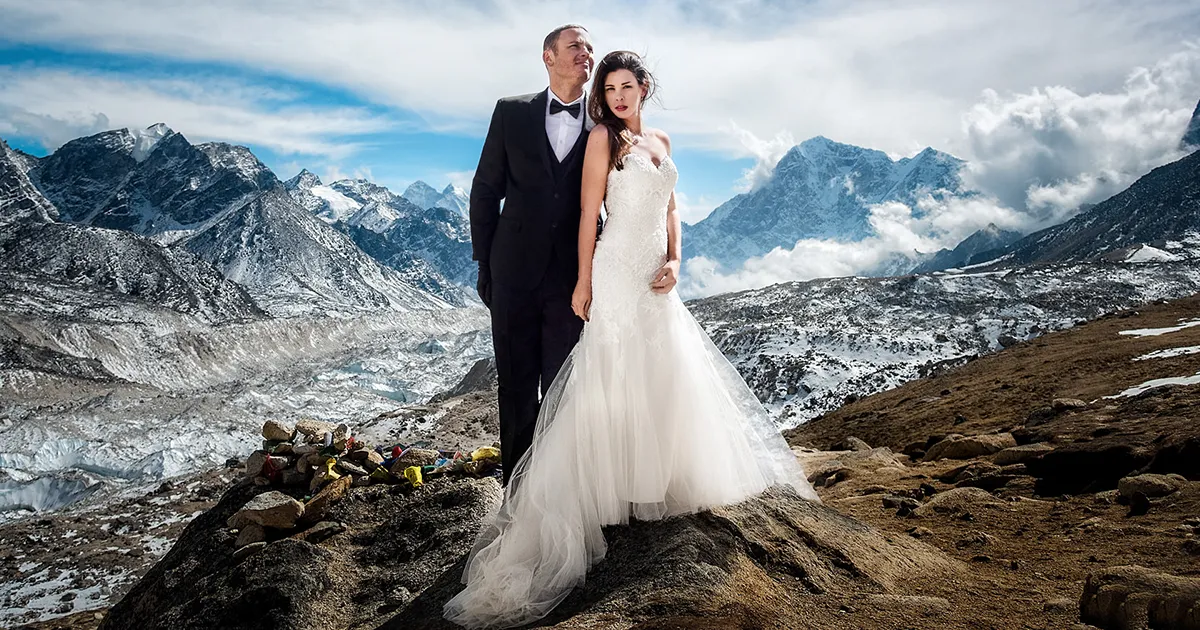 Couple Gets Married On Mount Everest After Trekking For 3 Weeks, And Their Wedding Photos Are Epic