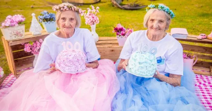 Esta fotógrafa retrató a unas adorables gemelas celebrando su 100º cumpleaños