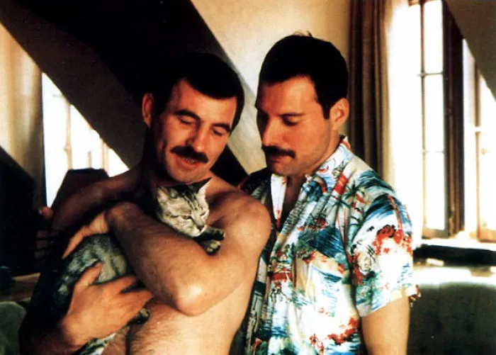 10+ Raras fotos de Freddie Mercury y su novio en los 80 que muestran su lado menos visto