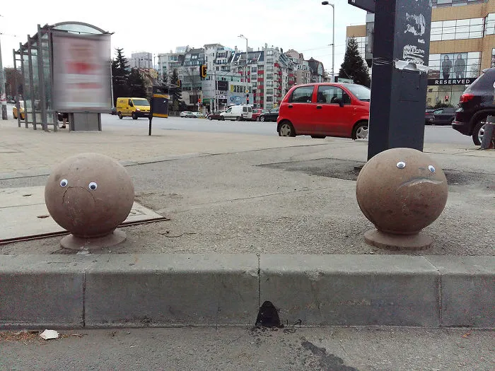 En Bulgaria están poniendo ojos saltones en el mobiliario urbano roto, y queda mejor que arreglarlo