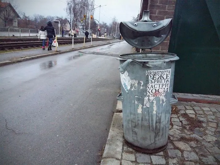 En Bulgaria están poniendo ojos saltones en el mobiliario urbano roto, y queda mejor que arreglarlo