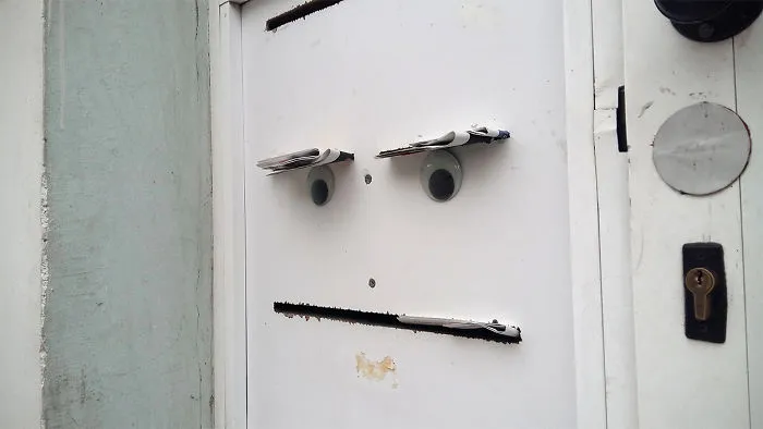 En Bulgaria están poniendo ojos saltones en el mobiliario urbano roto, y queda mejor que arreglarlo