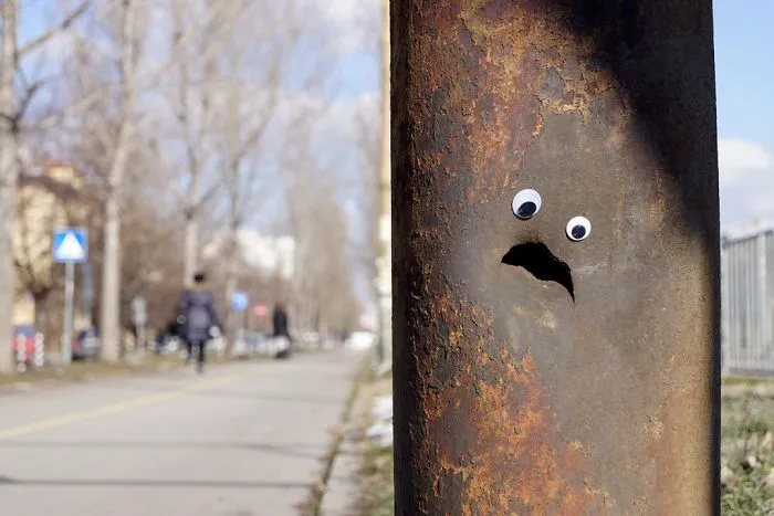 En Bulgaria están poniendo ojos saltones en el mobiliario urbano roto, y queda mejor que arreglarlo