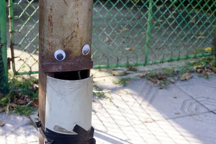 En Bulgaria están poniendo ojos saltones en el mobiliario urbano roto, y queda mejor que arreglarlo