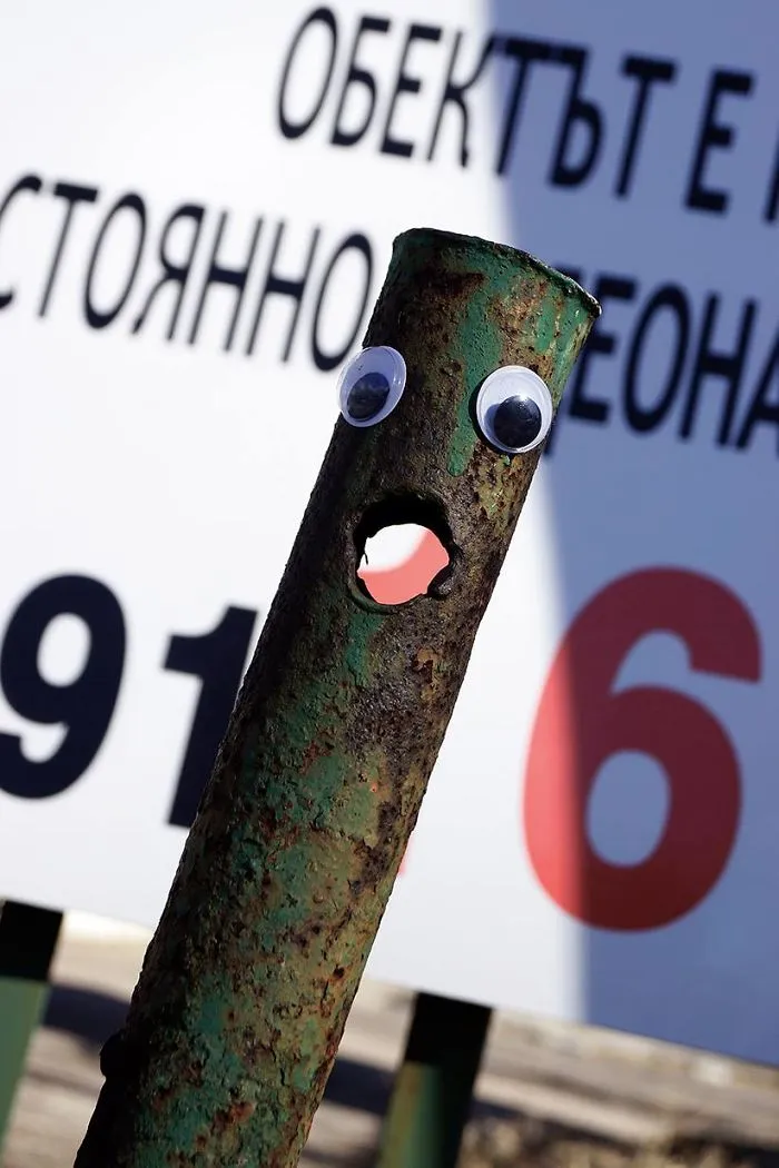 En Bulgaria están poniendo ojos saltones en el mobiliario urbano roto, y queda mejor que arreglarlo