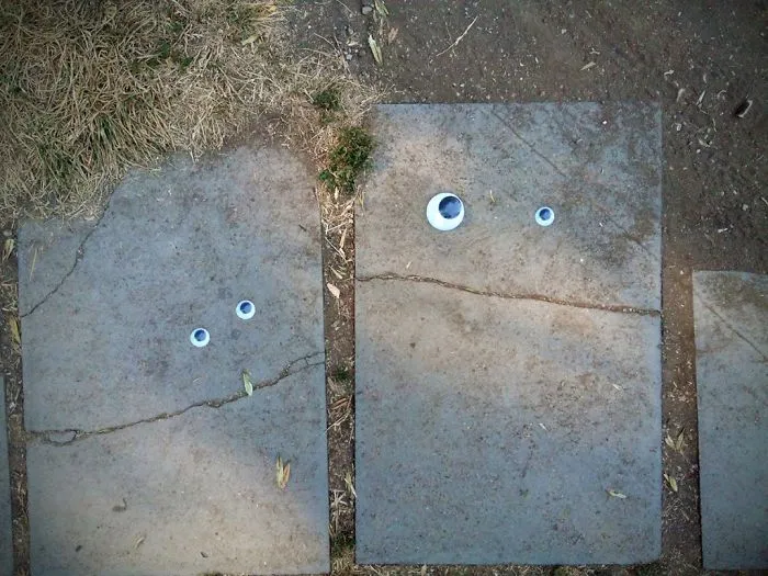 En Bulgaria están poniendo ojos saltones en el mobiliario urbano roto, y queda mejor que arreglarlo