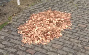 Artist Leaves 15,000 Coins On Ground In London To See How People React, And The Result Surprised Him