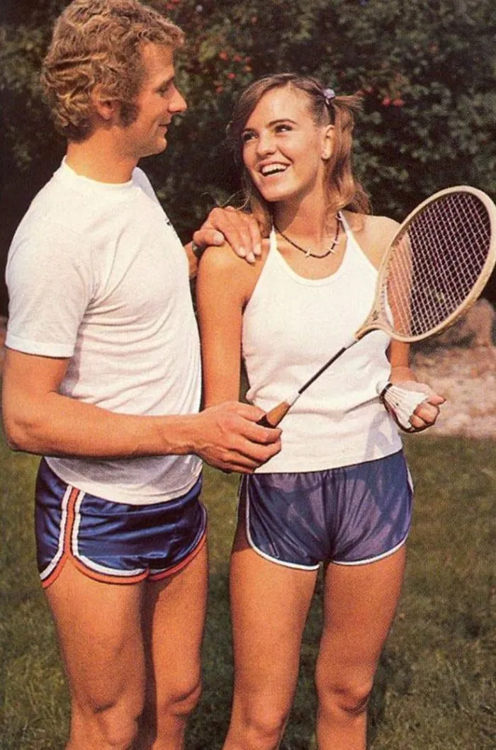 Estas fotos de los 70 con hombres en pantalones muy cortos muestra una moda olvidada