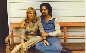 Hey Pandas, Share Vintage Photos Of Your Moms Being Cool!