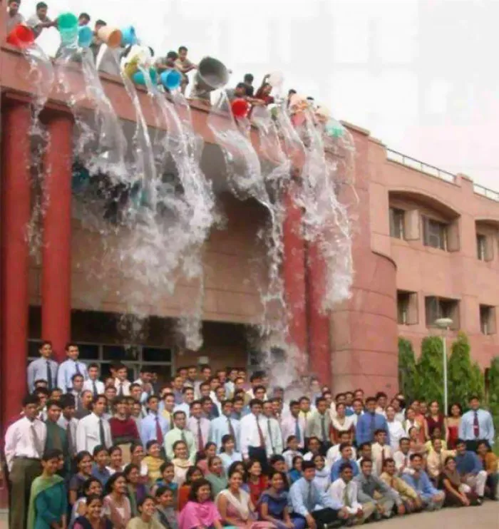 Estudiantes nuevos asegurándose de que los mayores se han bañado para la foto