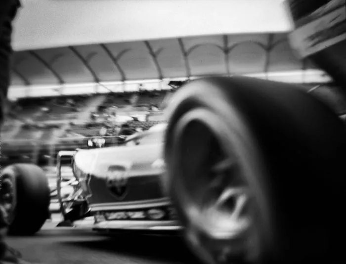 Photographer Shoots Formula 1 With 104-Year-Old Camera, And Here's The Result