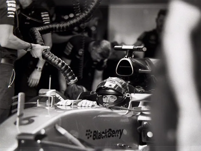Photographer Shoots Formula 1 With 104-Year-Old Camera, And Here's The Result