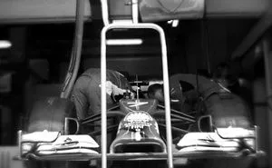 Photographer Shoots Formula 1 With 104-Year-Old Camera, And Here's The Result