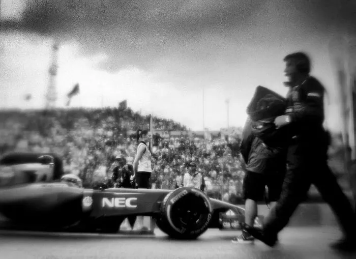 Photographer Shoots Formula 1 With 104-Year-Old Camera, And Here's The Result