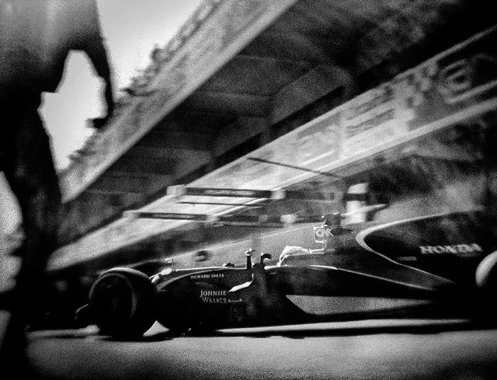 Photographer Shoots Formula 1 With 104-Year-Old Camera, And Here's The Result