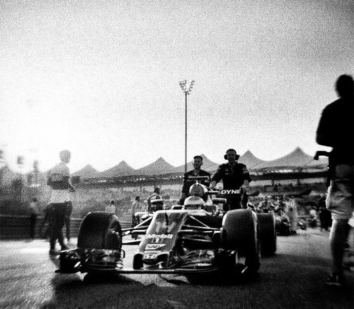 Este fotógrafo capta la Fórmula 1 con una cámara de hace más de 100 años, este es el resultado