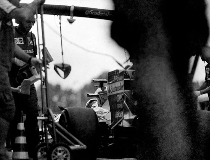 Este fotógrafo capta la Fórmula 1 con una cámara de hace más de 100 años, este es el resultado
