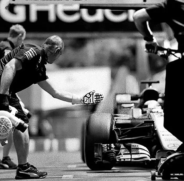 Photographer Shoots Formula 1 With 104-Year-Old Camera, And Here's The Result