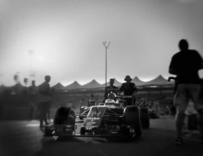 Photographer Shoots Formula 1 With 104-Year-Old Camera, And Here's The Result