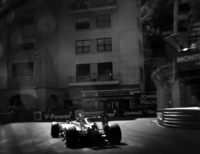 Photographer Shoots Formula 1 With 104-Year-Old Camera, And Here's The Result
