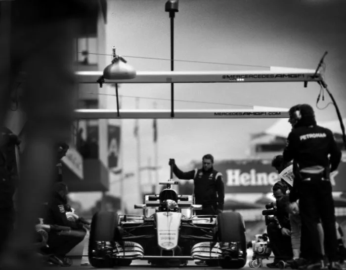 Photographer Shoots Formula 1 With 104-Year-Old Camera, And Here's The Result