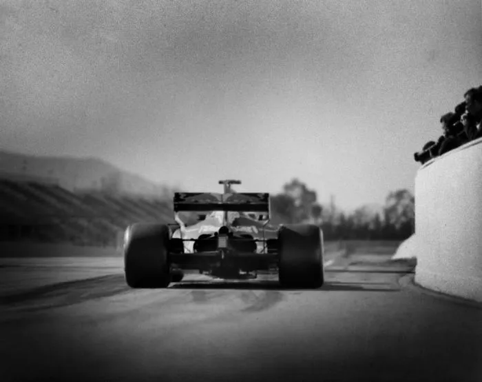 Este fotógrafo capta la Fórmula 1 con una cámara de hace más de 100 años, este es el resultado
