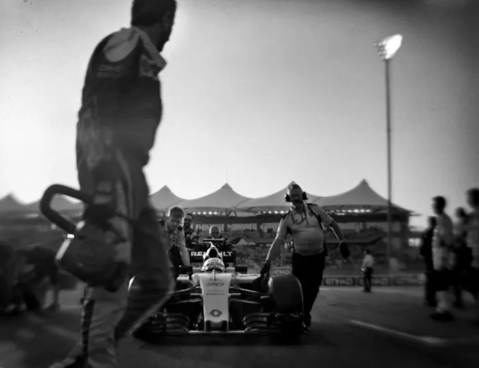 Photographer Shoots Formula 1 With 104-Year-Old Camera, And Here's The Result