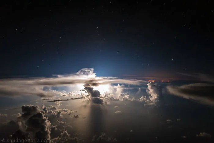 Relámpagos nocturnos sobre el océano Atlántico
