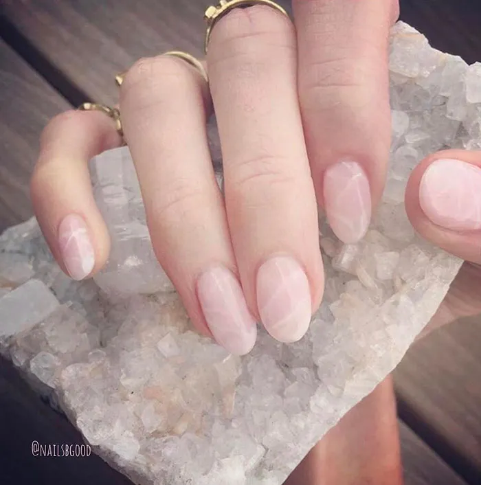 Las uñas de cuarzo son la última tendencia en belleza