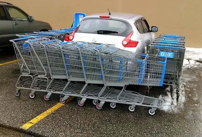 Alguien no estaba contento con este coche ocupando dos lugares