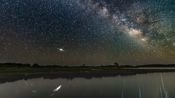 Photographer Has The Idea Of Leaving His Camera Out All Night Off The Coast Of Maryland And The Result Was Impressive!