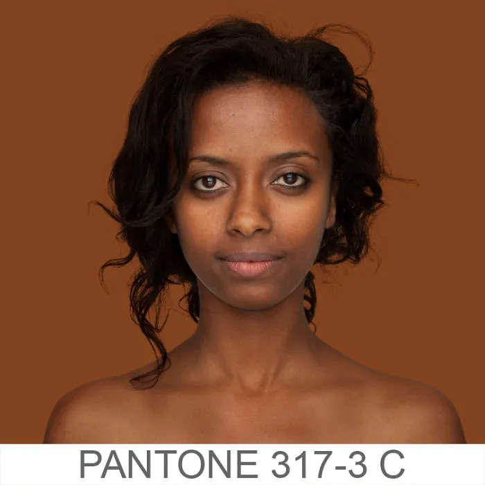 Esta fotógrafa intenta retratar cada tono de piel para un proyecto Pantone humano