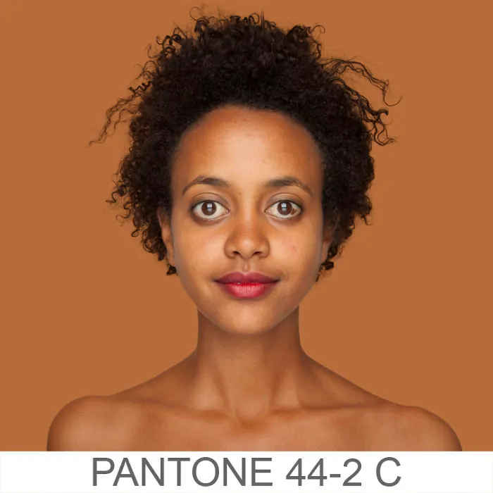Esta fotógrafa intenta retratar cada tono de piel para un proyecto Pantone humano