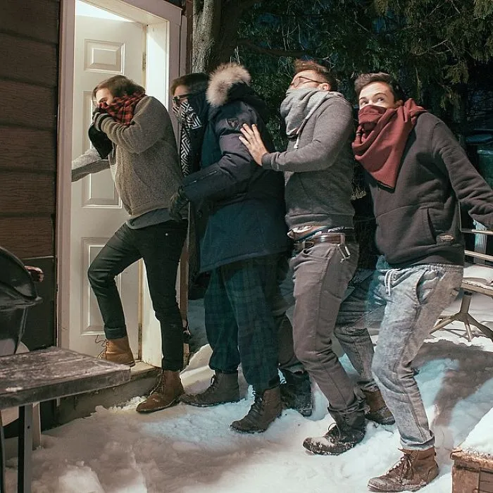 ¿Puedes encontrar el d*ldo oculto en estas fotos? Estos blogueros han creado la versión adulta de "¿Dónde está Wally?"
