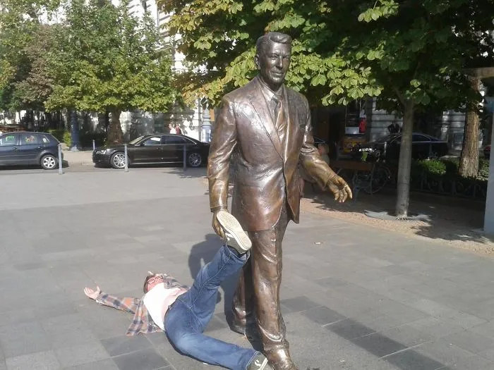 10+ Veces que la gente llevó a otro nivel el posar con esculturas
