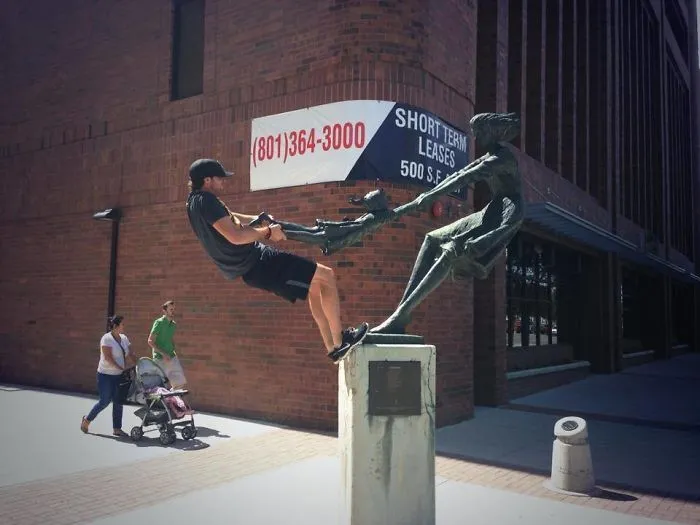 50 Times People Took Posing With Sculptures To Another Level