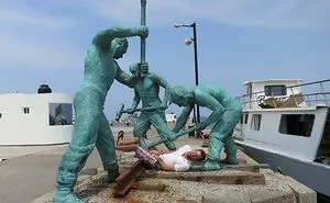 50 Times People Took Posing With Sculptures To Another Level
