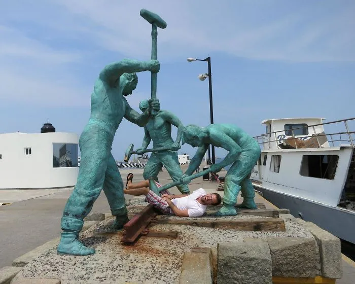 50 Times People Took Posing With Sculptures To Another Level