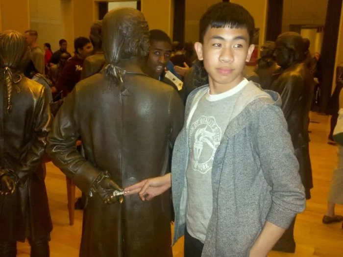 50 Times People Took Posing With Sculptures To Another Level