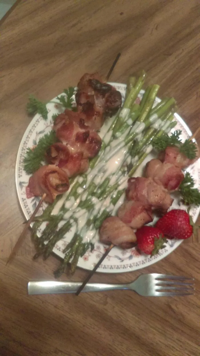 Cuando le pregunto a mi marido qué quiere para cenar, me dice: "Gambas envueltas en bacon y espárragos con salsa holandesa", para fastidiarme. Hoy se lo he servido
