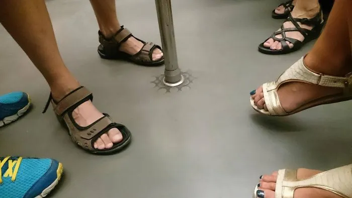Suelo desgastado del metro