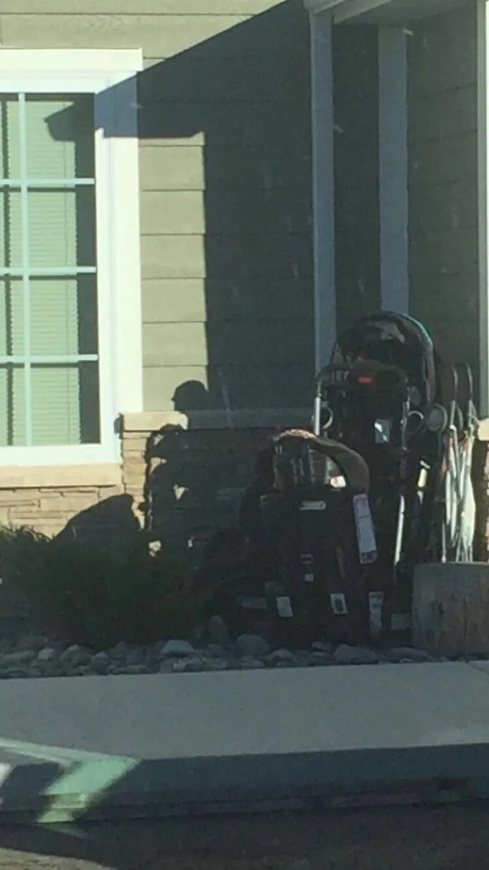 Sombra de carrito que parece un anciano con andador