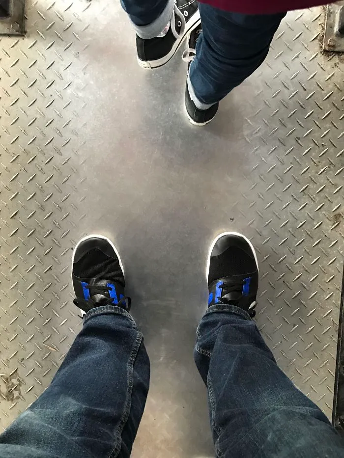 Placa de acero desgastada por zapatos en un parque de atracciones