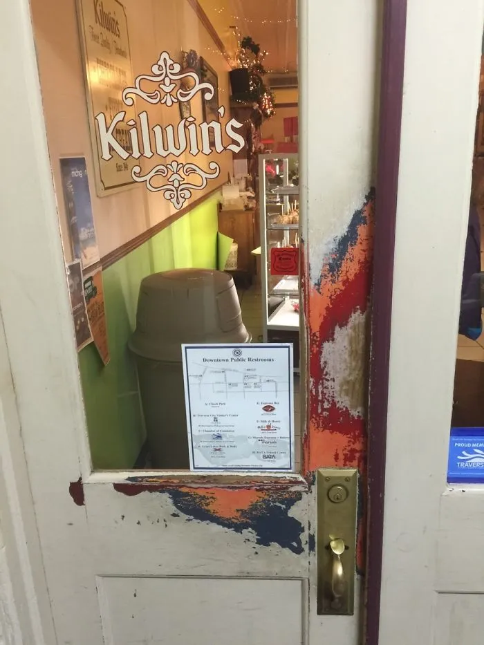 La pintura desgastada de la puerta de esta chocolatería revela los antiguos colores
